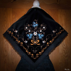 Châle Savoyard brodé sur velours noir : Campanule