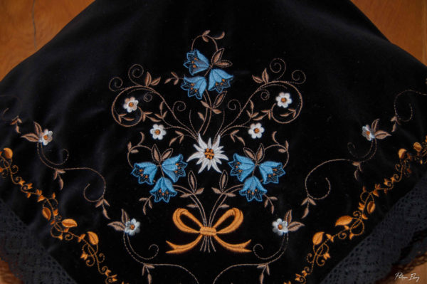 Châle Savoyard brodé sur velours noir : Campanule – Image 2