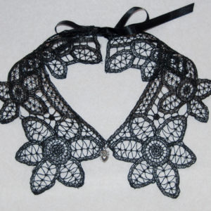 Col en dentelle : Grandes fleurs