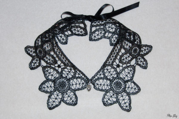 Col en dentelle : Grandes fleurs