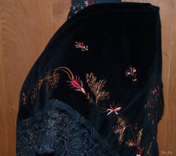 Châle Savoyard brodé : Fusain d’automne – Image 4