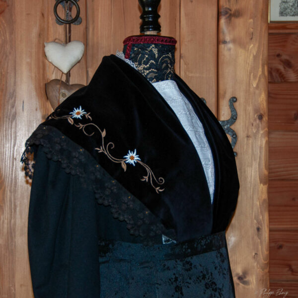 Châle Savoyard brodé sur velours noir : Campanule – Image 2
