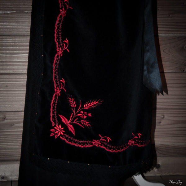 Tablier blé rouge, costume traditionnel savoyard