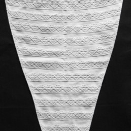 Modestie, dentelle blanche, costume traditionnelle de Savoie