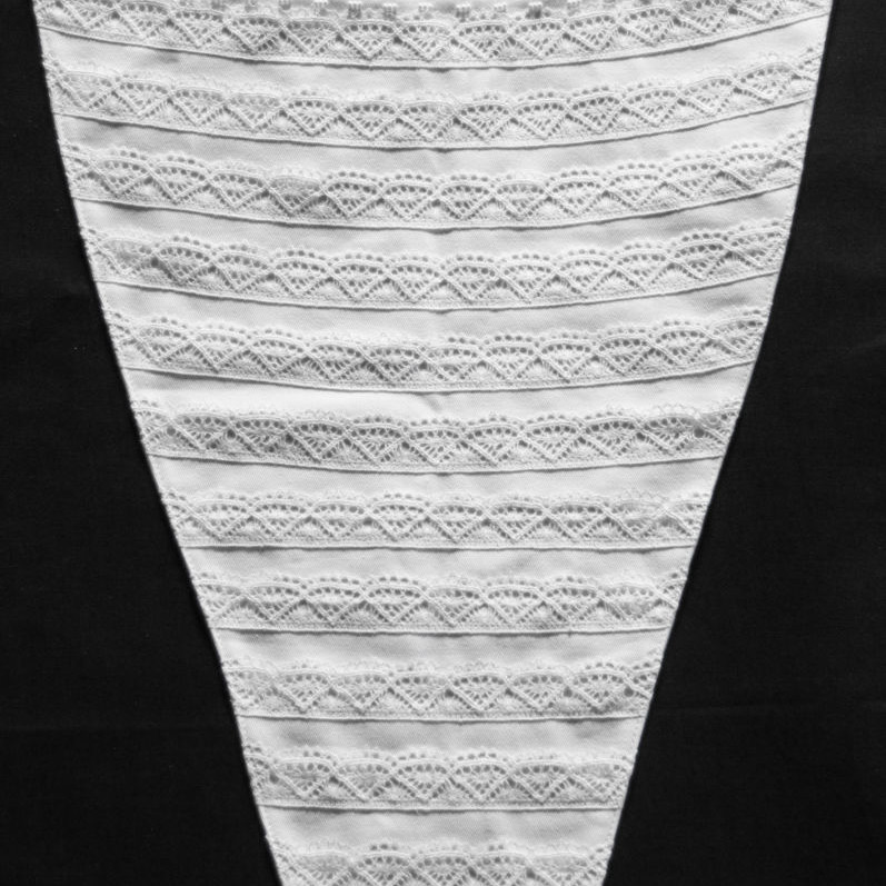 Modestie, dentelle blanche, costume traditionnelle de Savoie