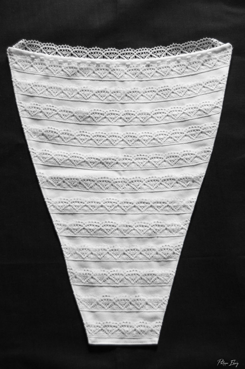 Modestie, dentelle blanche, costume traditionnelle de Savoie