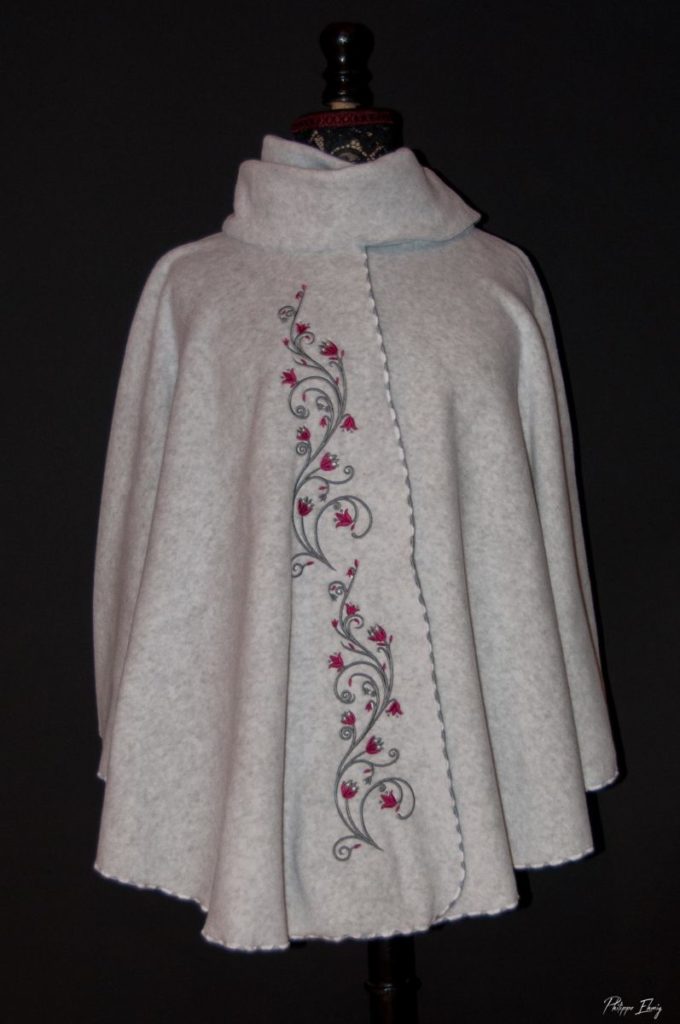 Capes brodées