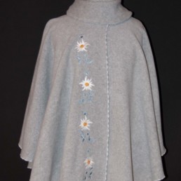 Cape brodée : Edelweiss Gris Bleu