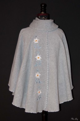 Cape brodée : Edelweiss Gris Bleu