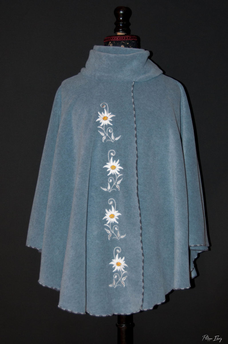 Cape brodée : Bleu glacier Edelweiss