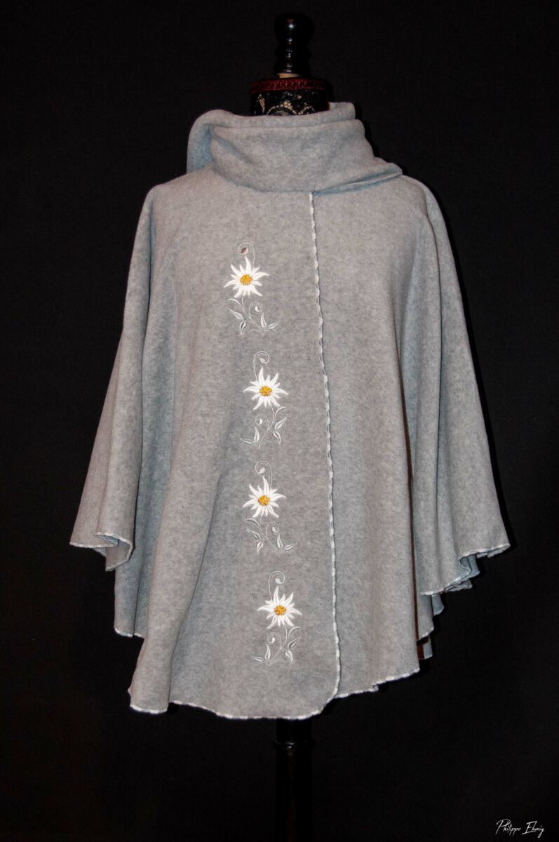 Cape brodée : Edelweiss gris moyen, mode femme