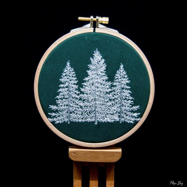 Cadre rond "Sapins blanc", broderie blanche, décoration Noël