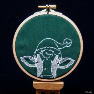 Cadre rond "Petit veau", broderie blanche, décoration Noël