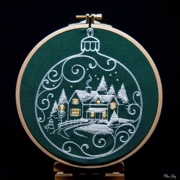 Cadre rond "Chalet en hiver", broderie blanche, décoration Noël