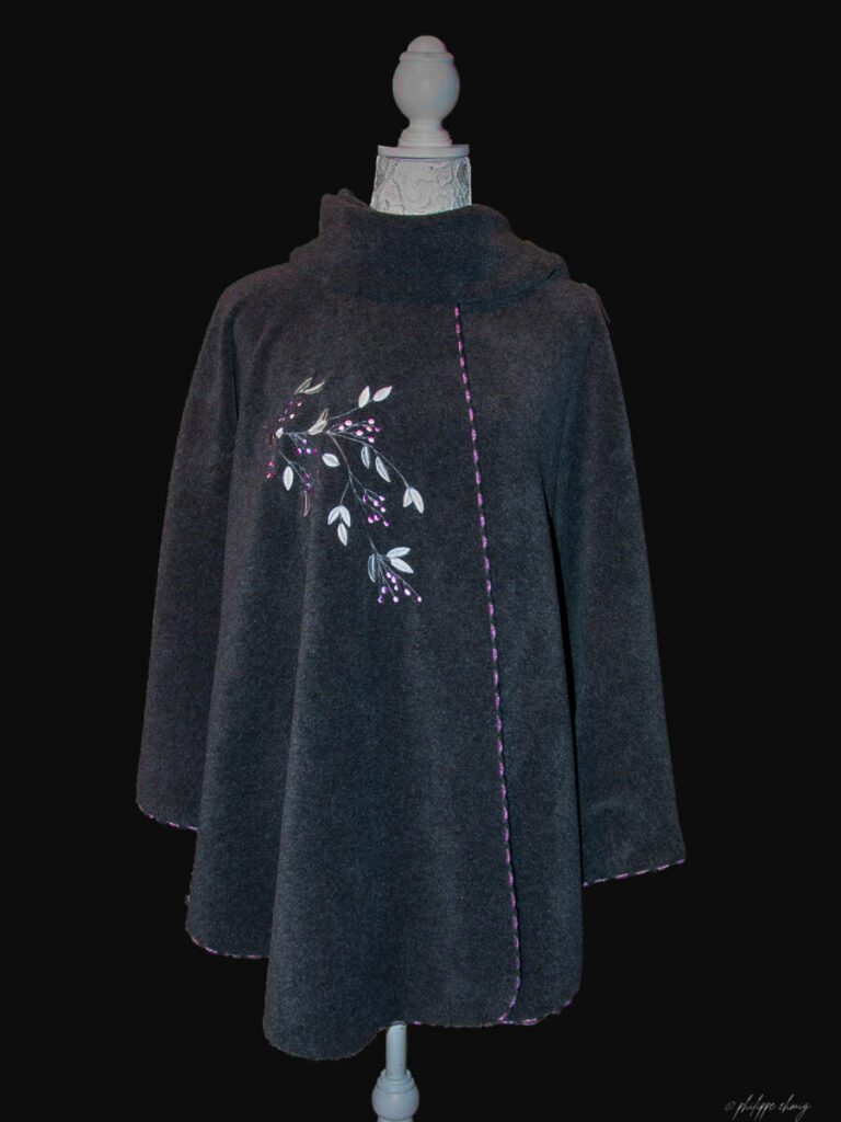 Capes brodées