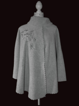 Cape brodée : Gris sel Baies givrées