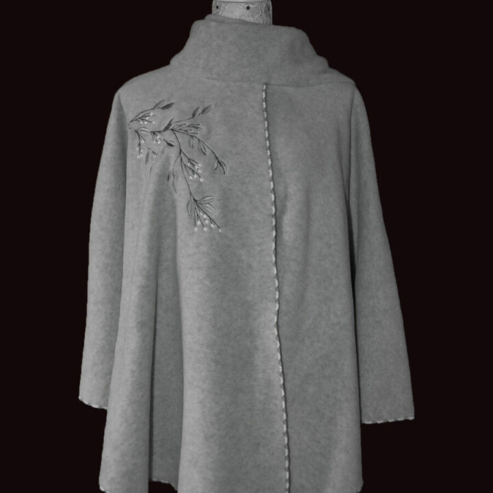 Cape brodée : Gris sel Baies givrées