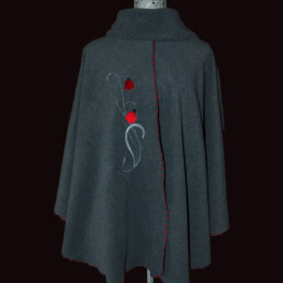 Cape brodée : Gris foncé Coquelicot