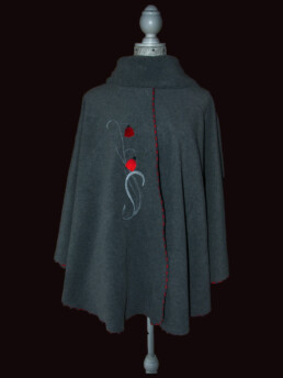 Cape brodée : Gris foncé Coquelicot