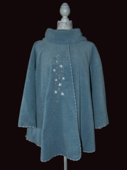 Cape brodée : Bleu glacier Campanules