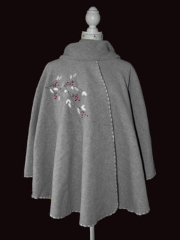 Cape brodée : Gris moyen Baies rouges