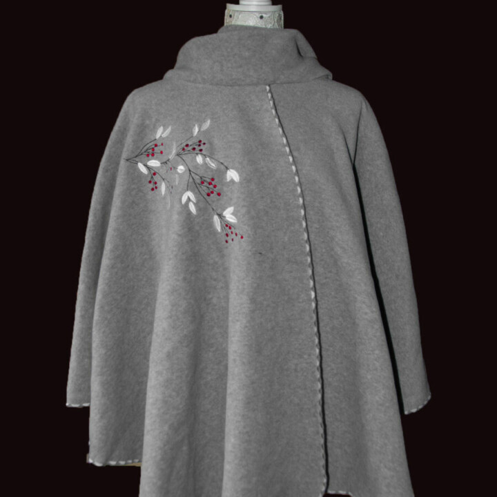 Cape brodée : Gris moyen Baies rouges