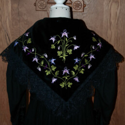 Châle Savoyard brodé sur velours noir : Ancolies