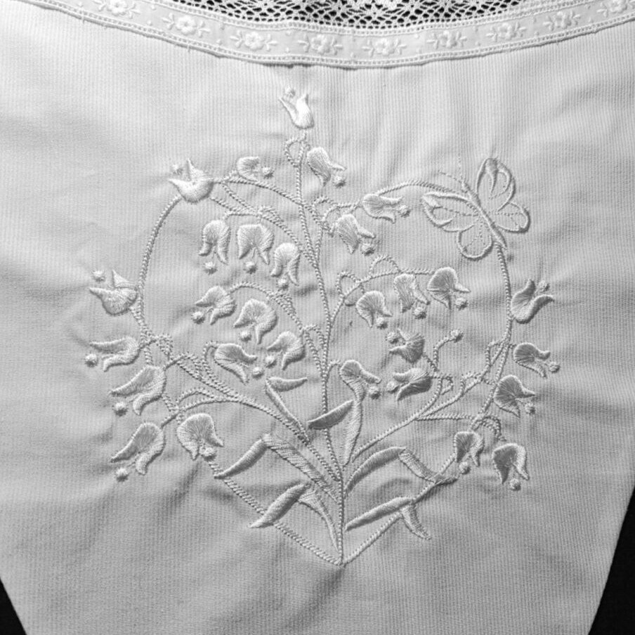 Modestie brodée costume de Savoie