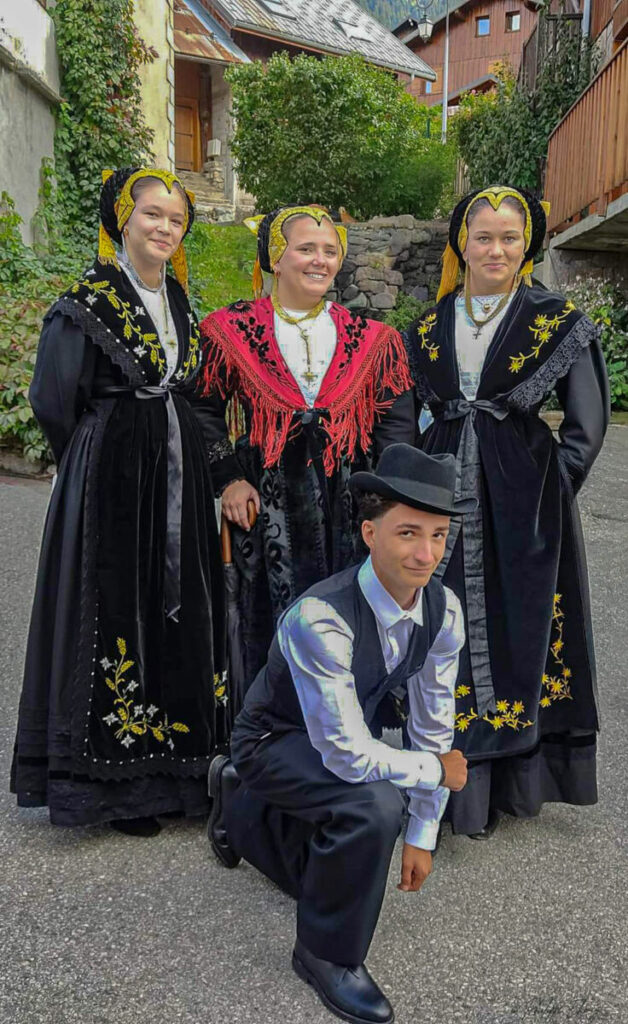 Femmes et homme en costumes traditionnels savoyards