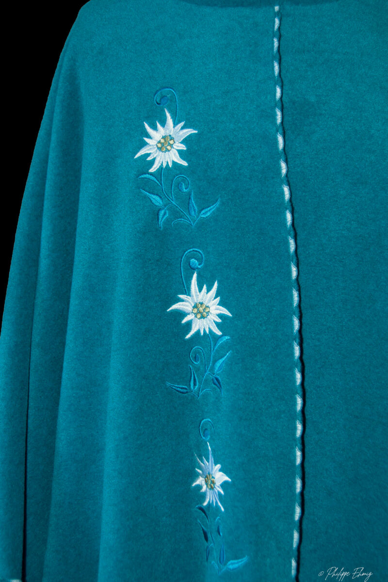 Cape brodée : Bleu canard Edelweiss