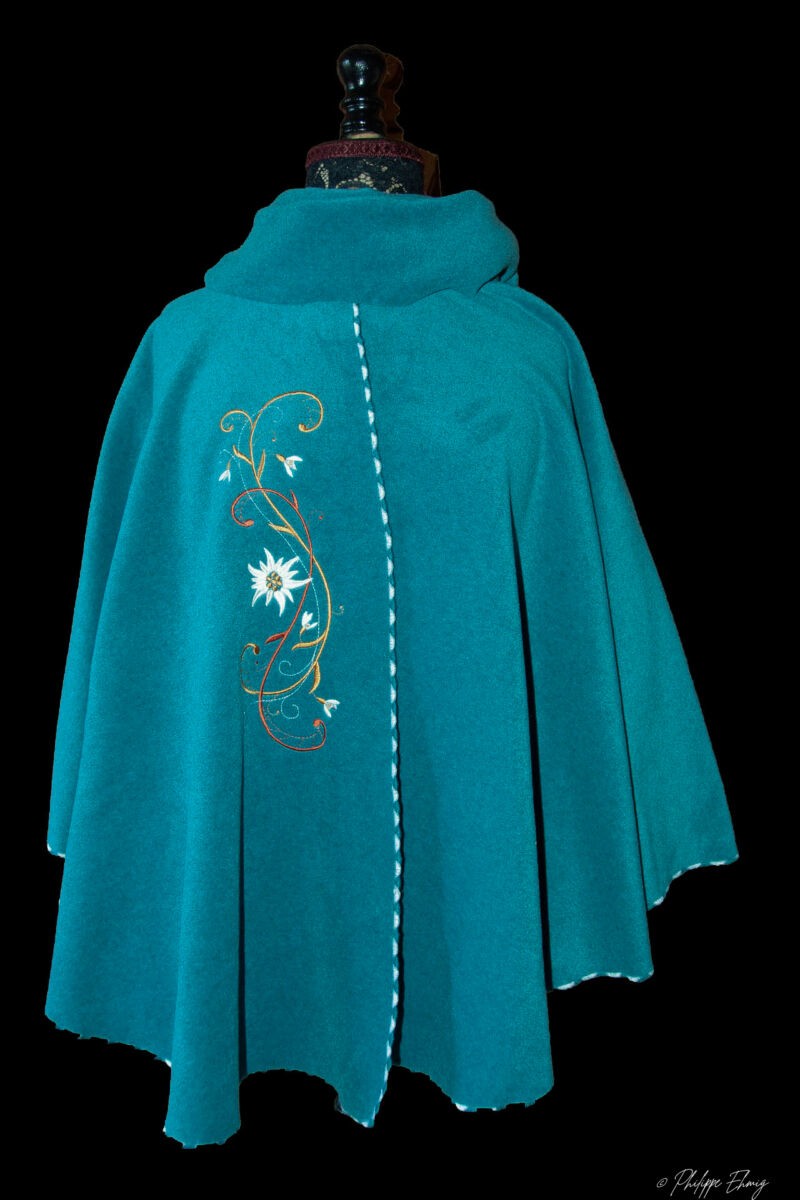 Cape brodée : Bleu canard Edelweiss et Perce-Neige