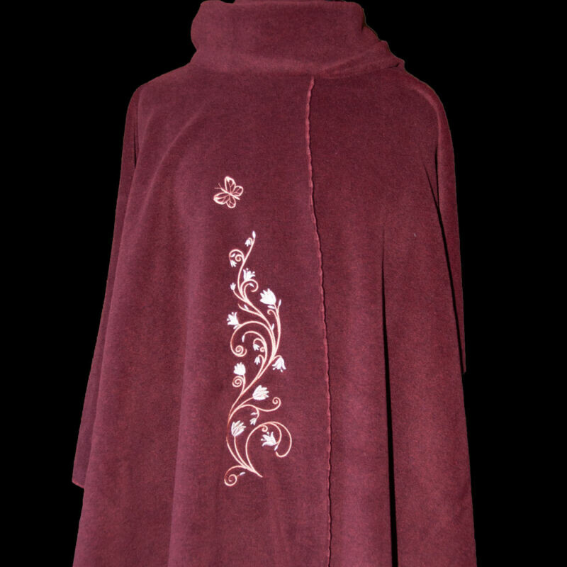 Cape brodée : Rouge sombre Papillon