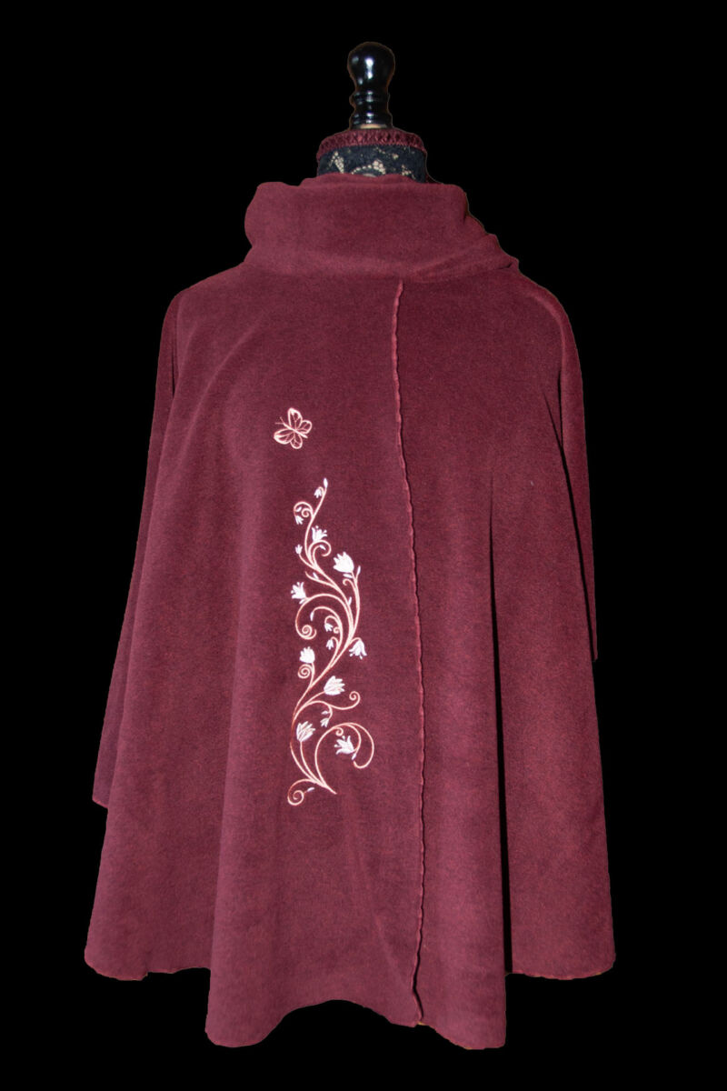 Cape brodée : Rouge sombre Papillon