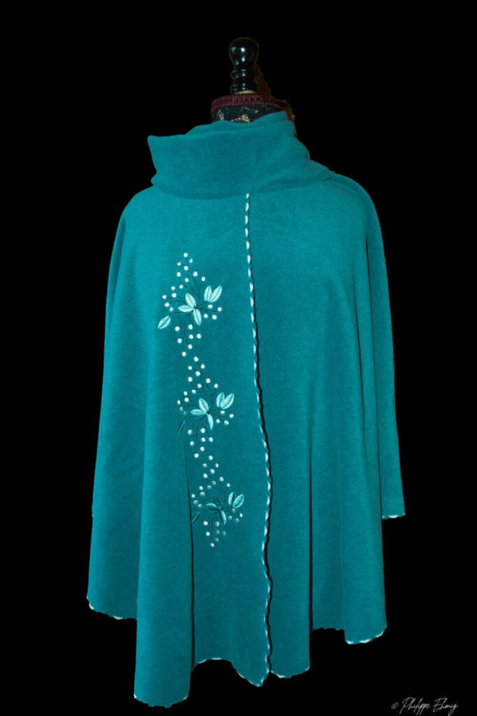 Capes brodées